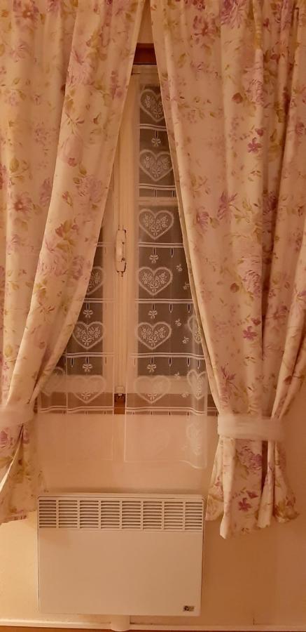 Chez Josie, Gîte et jardin privé, indépendant, calme, parking gratuit, Francheville  Esterno foto